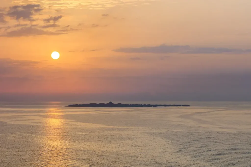 UAEの海に昇る太陽と穏やかな水面