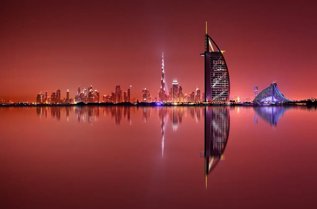 夕焼けの空と水面に映るUAEの都市景観